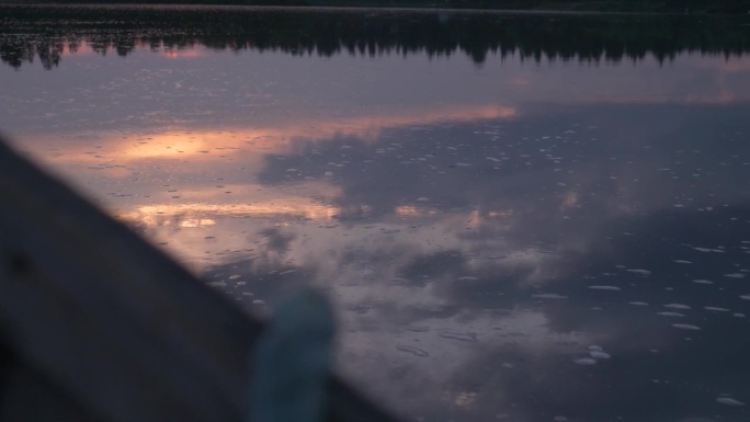 午夜在瑞典卡利克斯河乘船。