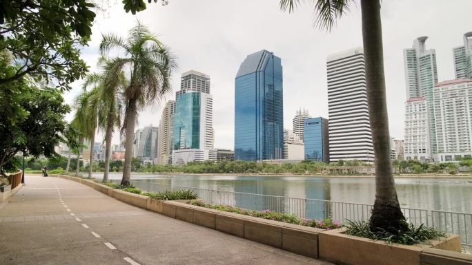 曼谷的Benchakitti公园。不远处，商业区的摩天大楼清晰可见。为居民提供一个放松的地方，绿色区