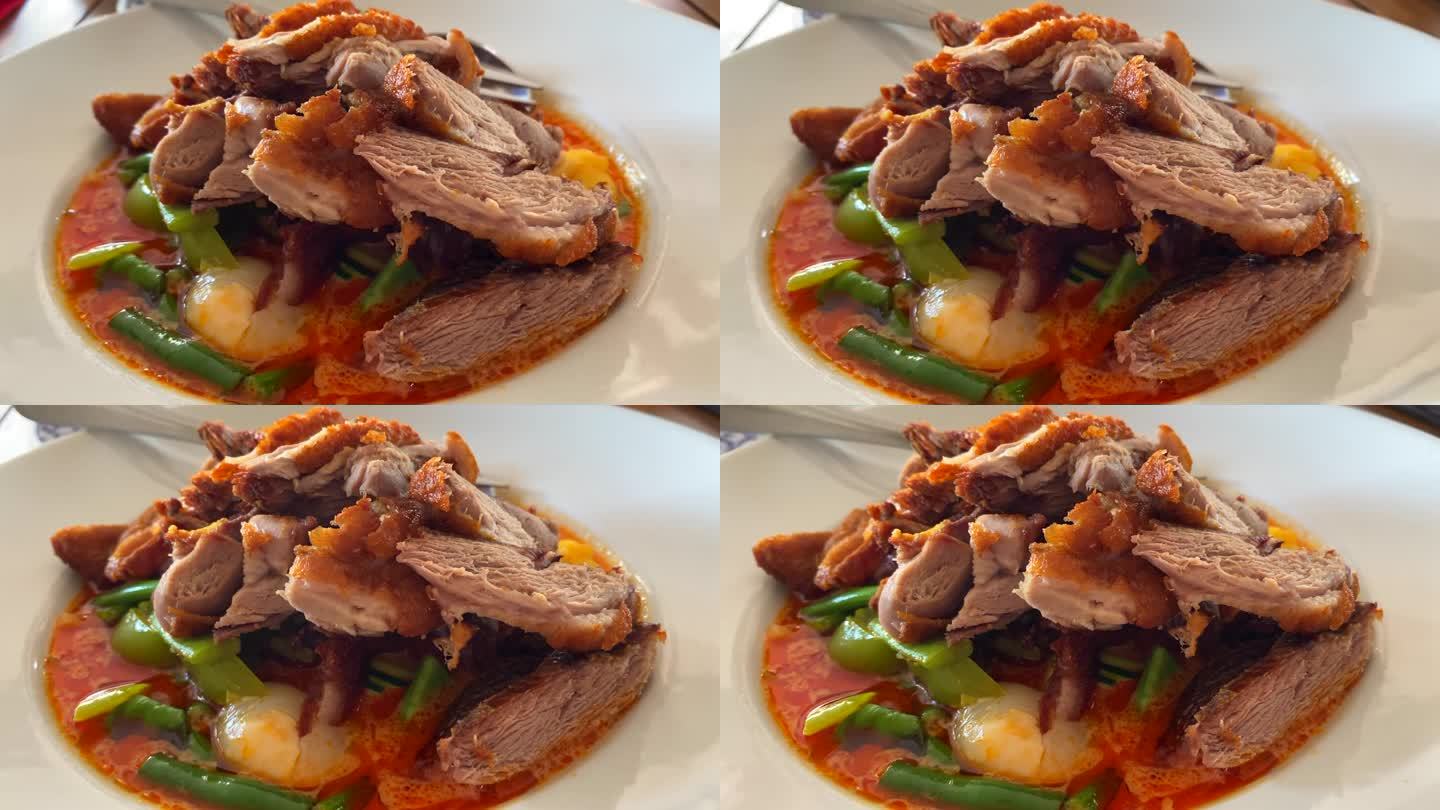 传统泰式红咖喱脆皮鸭菜配蔬菜，正宗泰式餐厅，4K动态拍摄