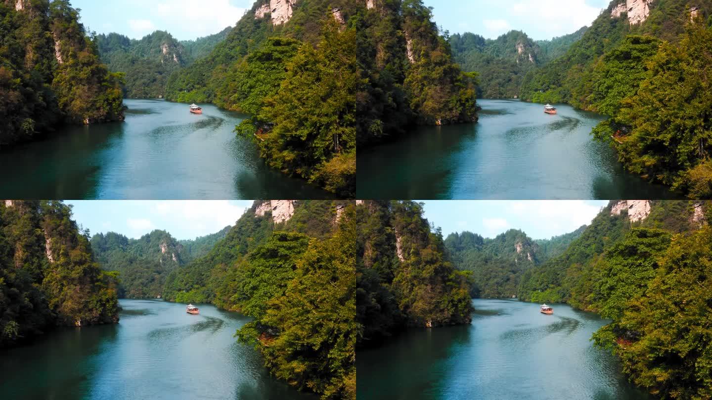 典型的亚洲船航行在张家界宝峰梦幻湖。鸟瞰图