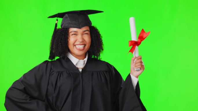 毕业帽，绿幕和女人面对孤立的工作室背景教育，大学或奖学金的成功。非洲人，大学生或研究生，学历或证书