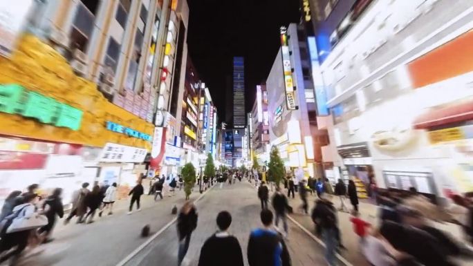 日本人的超延时延时，亚洲游客晚上走在东京新宿娱乐区歌舞伎町哥斯拉路。日本旅游旅游地标，亚洲夜生活都市
