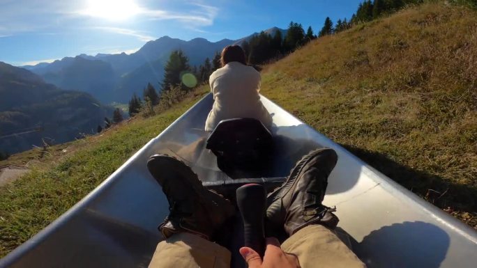 游客在瑞士享受过山车