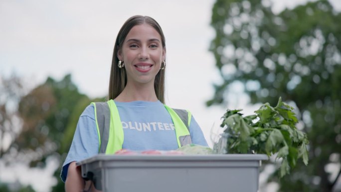 城市志愿者，杂货捐赠和快乐的妇女与食品盒，蔬菜容器或篮子为慈善事业。社区服务善良，非营利性支持和肖像