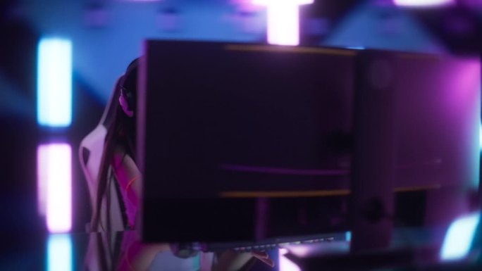 亚洲女性玩家在赛博朋克数字霓虹灯世界的电脑上玩在线赛车视频游戏。美丽的女孩流她的数字漂流技能在互联网