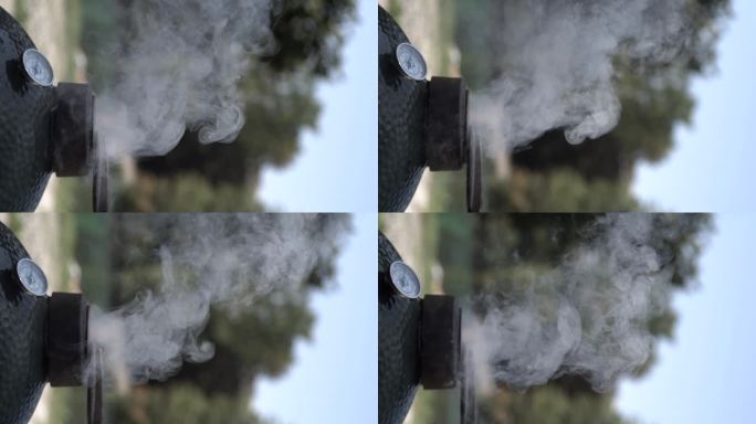 烟雾滚滚从烧烤洞800 fps慢动作
烧烤准备期间露营周末捕获在高速，在垂直视频