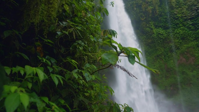 巴厘岛上风景秀丽的瀑布