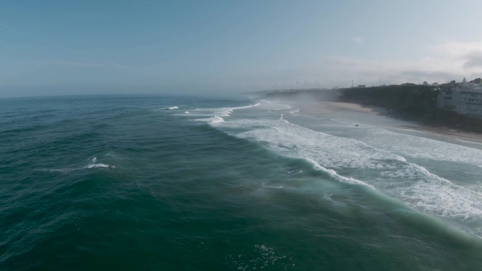 航拍摄影车拍摄的咸水浪花从汹涌的海浪上喷涌而出