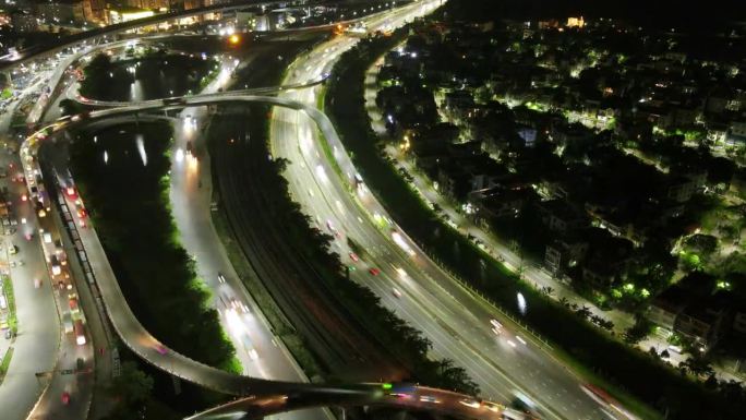达卡市高速公路上的交通延时图。高峰期千岛立交桥夜景