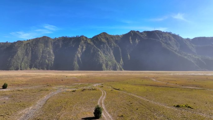 在印尼爪哇岛东爪哇岛，布罗莫山火山口周围的表面，岩石与火山岩和沙丘的背景