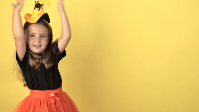 一个黄色背景上的小女孩展示了情绪，节日万圣节的概念