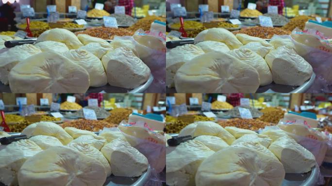 马拉提亚市场上手工制作的乡村奶酪。