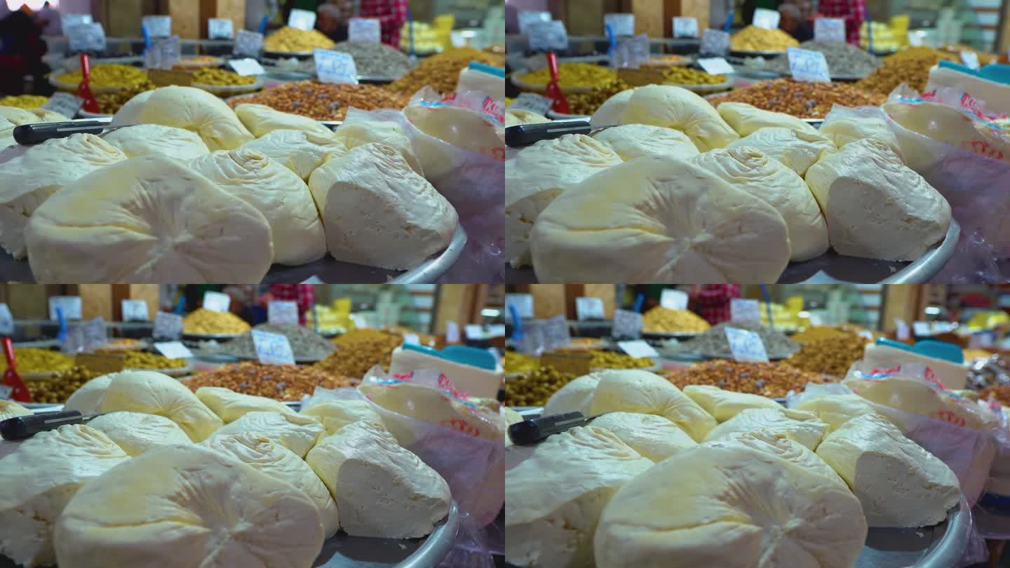 马拉提亚市场上手工制作的乡村奶酪。