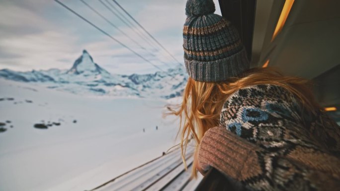 女人们乘坐著名的冰川火车前往瑞士阿尔卑斯山的马特洪峰