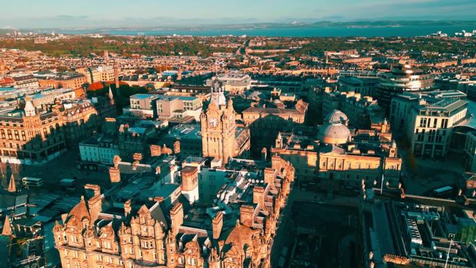 鸟瞰图在威弗利站和公主街上方的实时镜头，可以看到爱丁堡新城，苏格兰爱丁堡