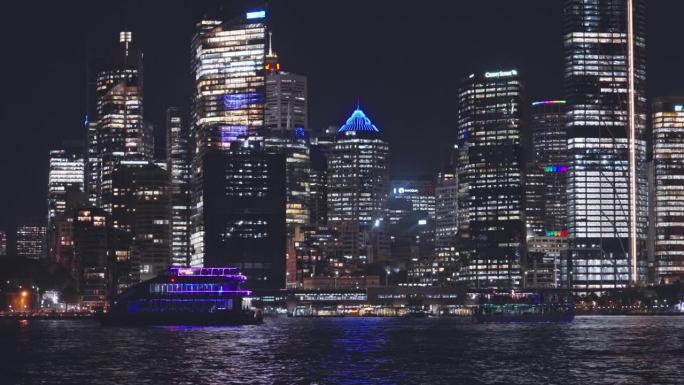 在悉尼，新南威尔士州，新南威尔士州，悉尼，悉尼海港大桥之间，客轮经过现代办公大楼河岸的4K视频