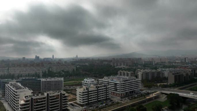 下雨天巴塞罗那城市景观航拍全景4k西班牙