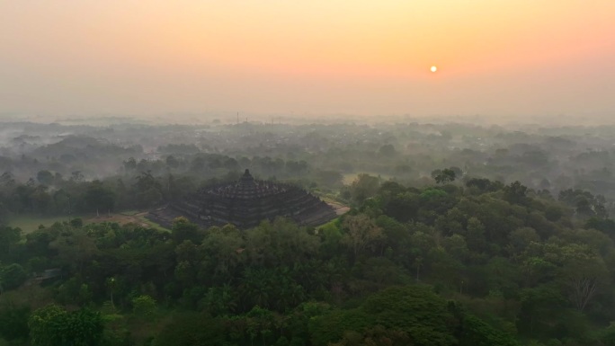 婆罗浮屠古遗址的空中无人机日出场景，这是一座9世纪的大乘佛教寺庙，位于印度尼西亚中爪哇日惹附近的马格