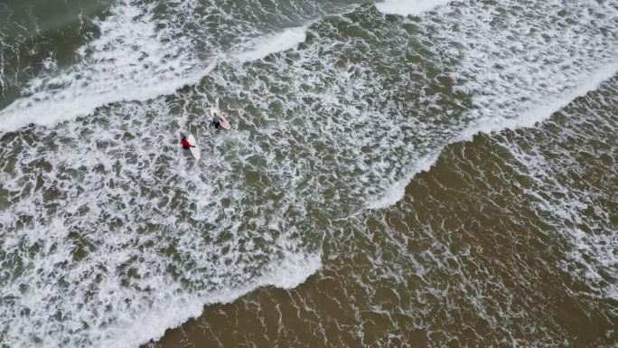 在海浪中玩耍海浪中玩耍