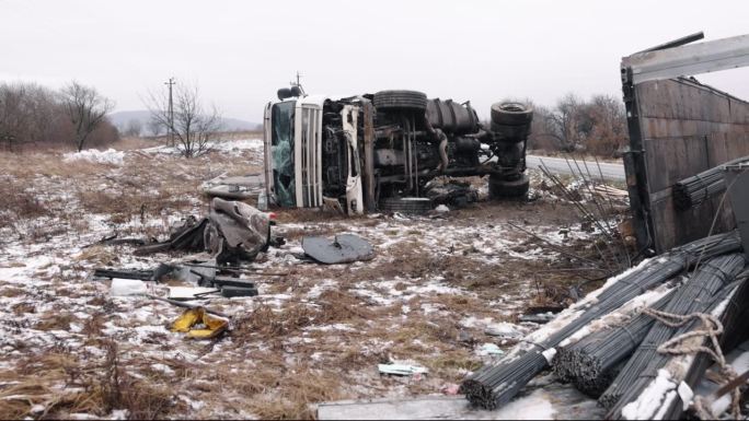 道路交通事故，车辆翻车，卡车碰撞