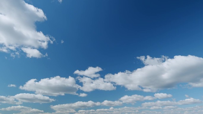 暴风雨后的天空。雄伟壮观的蓝天与层积云。自然层云移动。间隔拍摄。