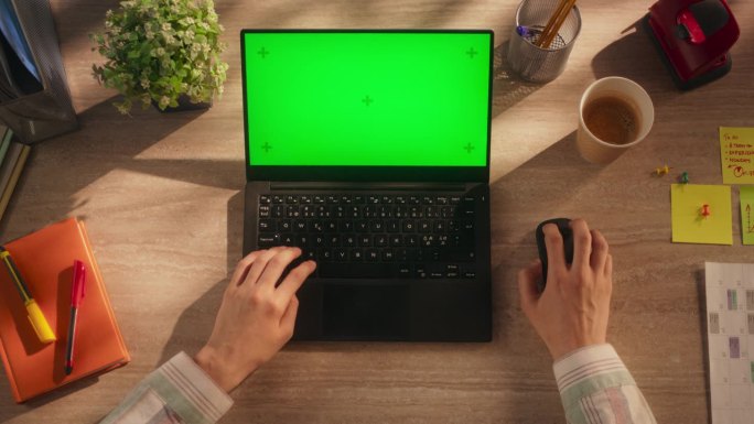匿名项目经理在笔记本电脑上打字模拟绿屏Chromakey显示与运动跟踪占位符。办公室员工与工作伙伴的