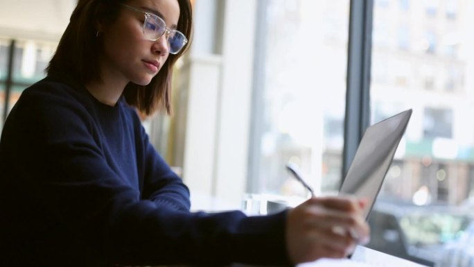 学习在Soho的心脏:亚洲女学生参与笔记本电脑学习会议