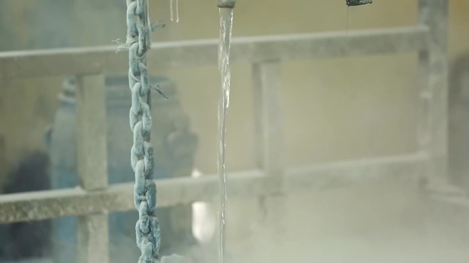 在肥皂原料中加入液体化学品，以便在料斗槽中燃烧
