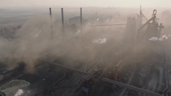航拍特写画面。气候变化。全球变暖。从工厂里冒出来的浓烟。南非的工业空气污染