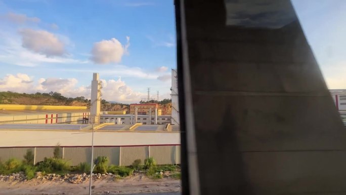 看看火车外面的钢厂