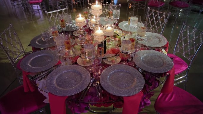 豪华宴会桌的广角镜头设置提供晚餐餐具和银器。移动相机