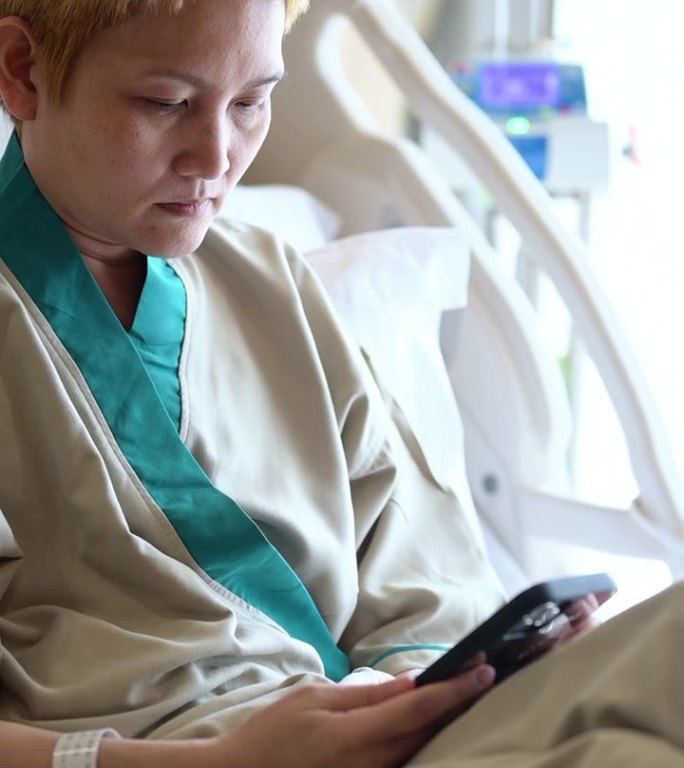 女病人在医院使用智能手机