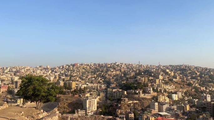 安曼城从安曼城堡与约旦国旗俯瞰美丽的城市在白天4K