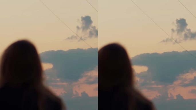 垂直视频村女孩，穿背心的女人在山上俯瞰高山看日落