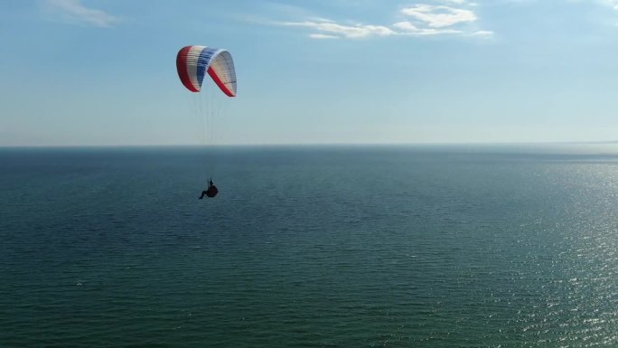 在海面上滑翔伞，美丽的海景反射着阳光
