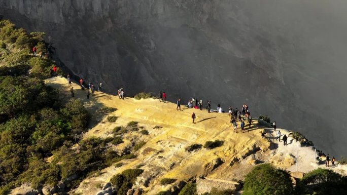 鸟瞰图环绕卡瓦伊真火山，火山口上有烟雾，绿松石湖，印度尼西亚爪哇一座活火山的硫磺开采