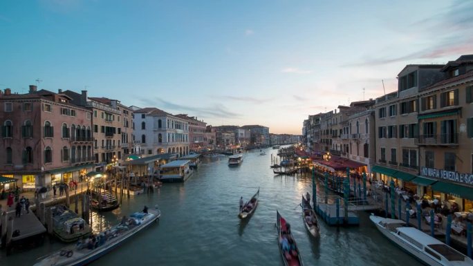 意大利威尼斯里亚托桥上大运河的日落时间流逝。