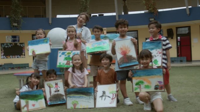 学校花园户外的快乐学生画板肖像组。可爱的孩子们在小学学习如何用水彩颜料和画笔画艺术图画，享受创造性的