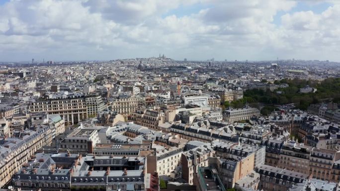在阳光明媚的日子里飞过巴黎的屋顶，城市网格，法国