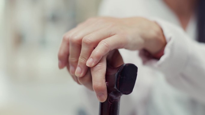退休、手持手杖或老年妇女为骨质疏松症提供帮助、扶助或老年行动不便。医疗保健、老年护理或放松疗养院病人