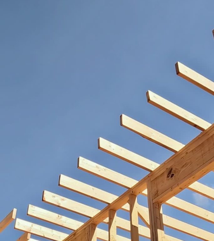 在建筑工地，有几根木棒框架梁将被用来建造一座新房子