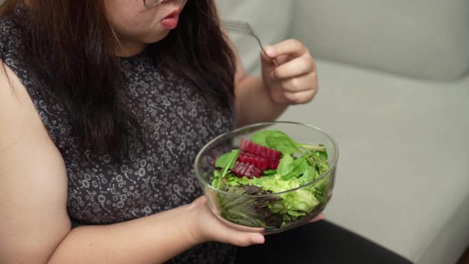 亚洲大体型女性节食减肥吃新鲜自制沙拉健康饮食理念大体型女性减肥饮食生活方式。