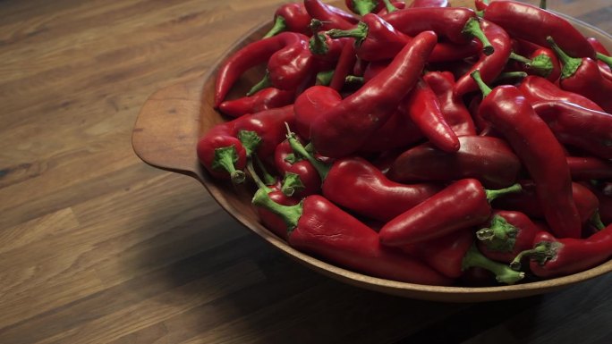 一碗成熟的新墨西哥红辣椒准备成为辛辣美味的西南菜的一部分。滑动瞬间视频。