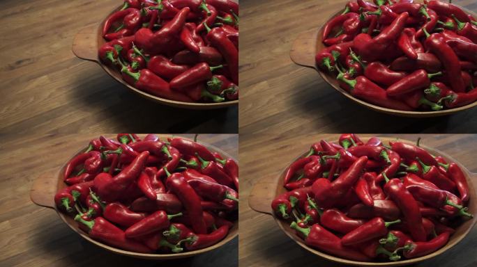 一碗成熟的新墨西哥红辣椒准备成为辛辣美味的西南菜的一部分。滑动瞬间视频。