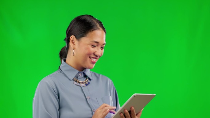 快乐的亚洲女人，平板电脑，在绿屏上为有趣的笑话或社交媒体大笑，背景是工作室。女性，对网络、表情包或交