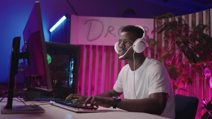 不快乐的非裔美国玩家对电脑游戏失败的情绪反应:职业网络运动员玩在线视频游戏并直播他的游戏玩法