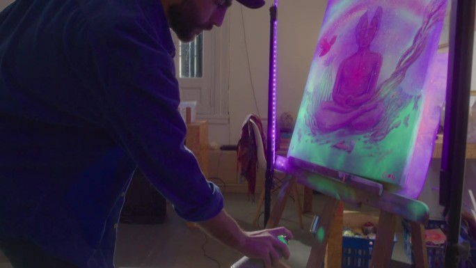 创意艺术家使用UV喷漆在工作室工作
