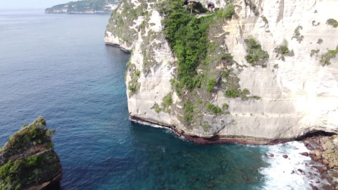 Rumah Pohon树屋位于陡峭的石灰岩海角悬崖边缘，印度尼西亚努沙Penida岛崎岖的海岸