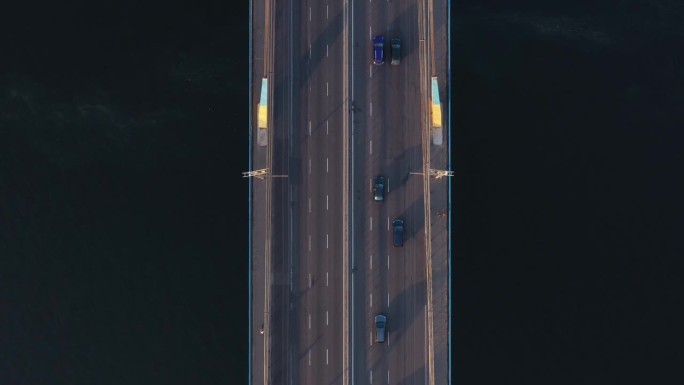 河桥的俯视图，有适度的汽车交通。