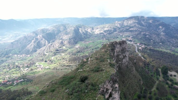 飞越云霄，飞越高山，在云中，飞越高山，古城